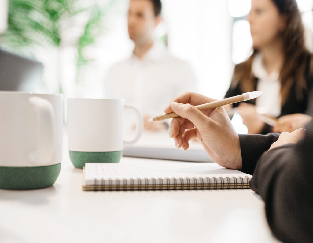 Notizblock liegt am Meetingtisch